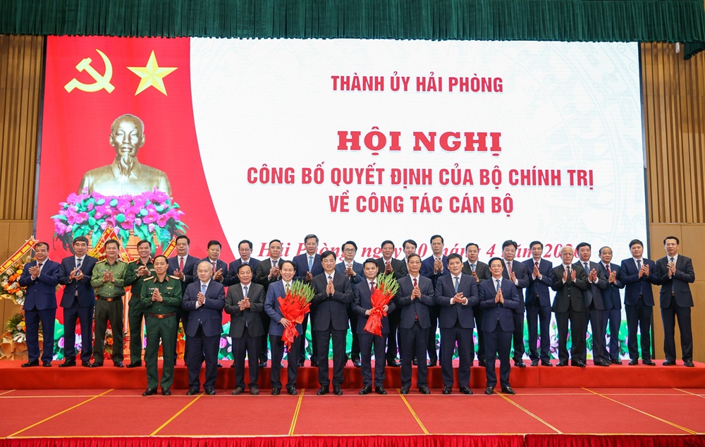 &Ocirc;ng Nguyễn Duy Ngọc, Ủy vi&ecirc;n Bộ Ch&iacute;nh trị, B&iacute; thư Trung ương Đảng, Trưởng Ban Tổ chức Trung ương tặng hoa ch&uacute;c mừng tập thể l&atilde;nh đạo TP. Hải Ph&ograve;ng
