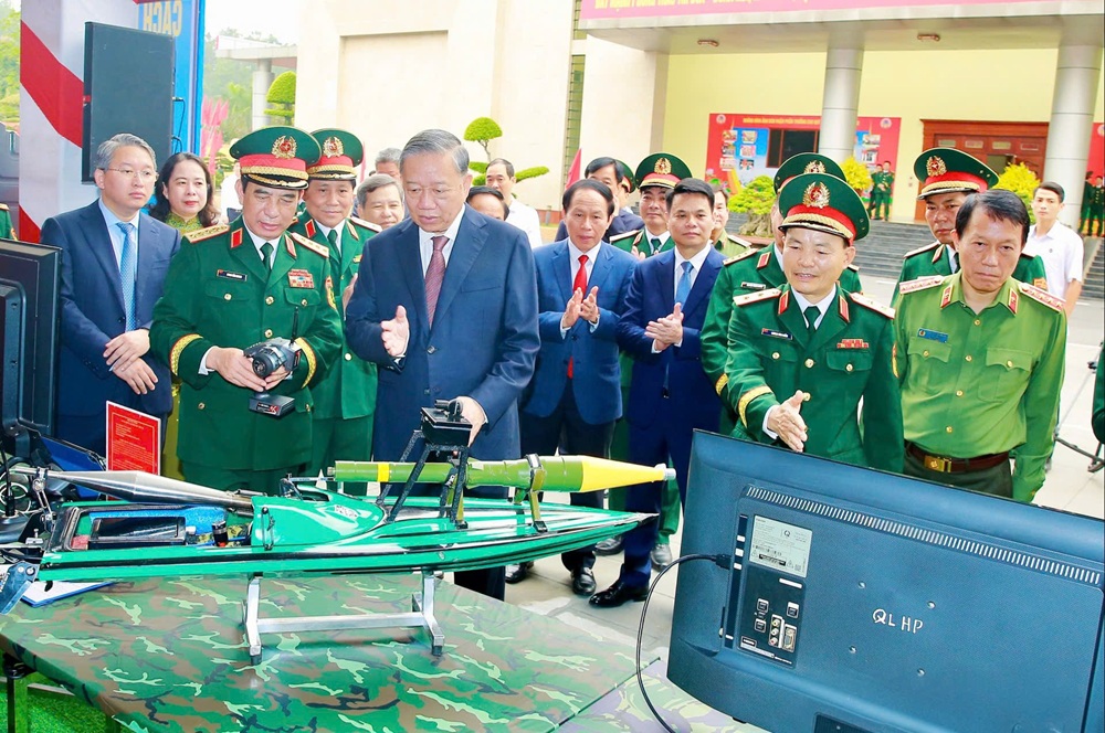 Tổng B&iacute; thư, Chủ tịch nước T&ocirc; L&acirc;m c&ugrave;ng c&aacute;c đại biểu tham quan gian trưng b&agrave;y tại Qu&acirc;n khu 3.