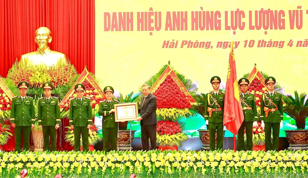 Tổng B&iacute; thư, Chủ tịch nước T&ocirc; L&acirc;m, B&iacute; thư Qu&acirc;n ủy Trung ương trao danh hiệu Anh h&ugrave;ng Lực lượng vũ trang nh&acirc;n d&acirc;n tặng Qu&acirc;n khu 3