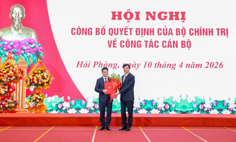 Ủy vi&ecirc;n Bộ Ch&iacute;nh trị, Trưởng Ban Tổ chức Trung ương Nguyễn Duy Ngọc trao quyết định, tặng hoa ch&uacute;c mừng t&acirc;n B&iacute; thư Th&agrave;nh ủy Hải Ph&ograve;ng