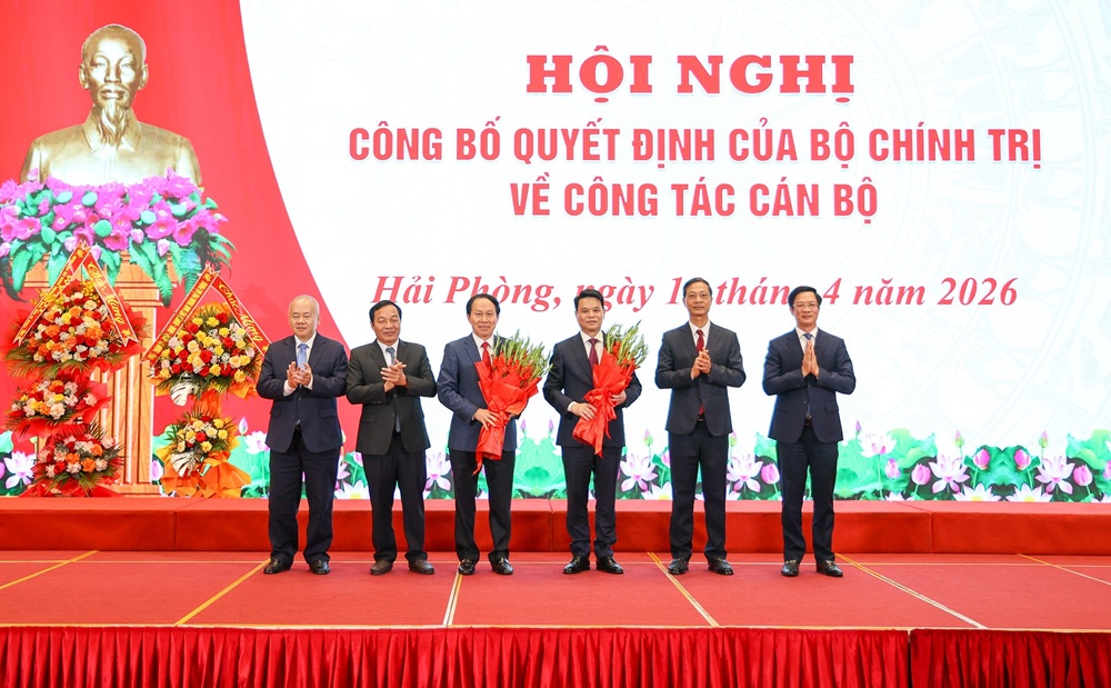 C&aacute;c Ph&oacute; B&iacute; thư Th&agrave;nh ủy Hải Ph&ograve;ng tặng hoa ch&uacute;c mừng &ocirc;ng L&ecirc; Tiến Ch&acirc;u, Ph&oacute; thủ tướng Ch&iacute;nh phủ v&agrave; &ocirc;ng L&ecirc; Ngọc Ch&acirc;u, B&iacute; thư Th&agrave;nh ủy Hải Ph&ograve;ng