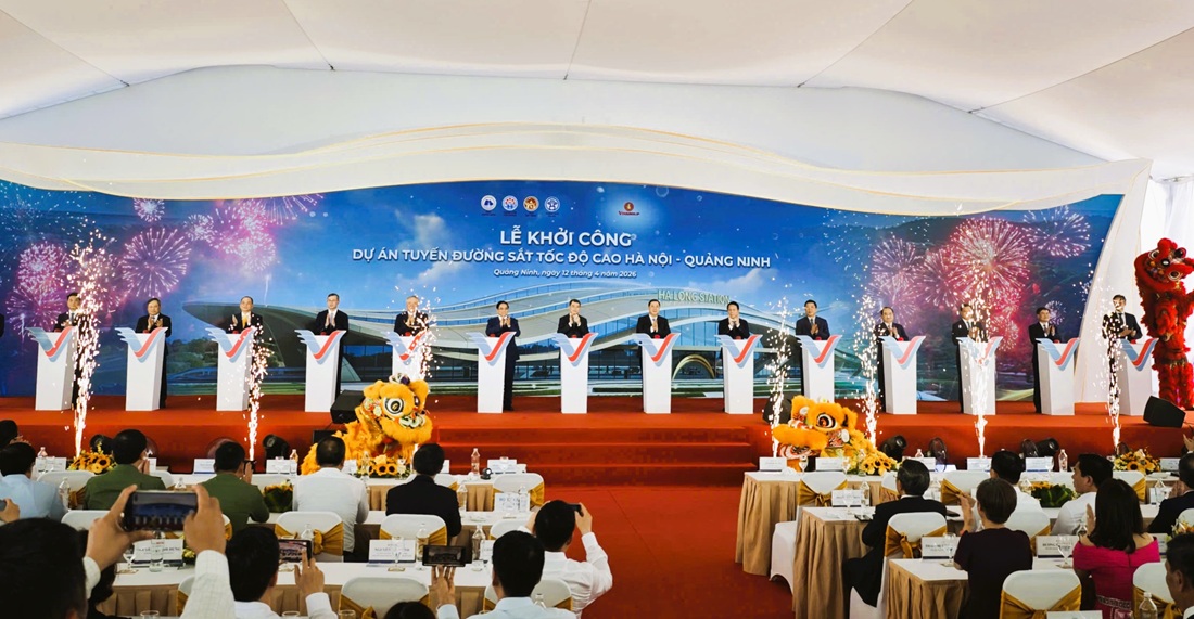 Thủ tướng Chính phủ Lê Minh Hưng cùng lãnh đạo Chính phủ, các Ban, Bộ, ngành Trung ương và lãnh đạo các địa phương bấm nút khởi công tuyến đường sắt tốc cao Hà Nội - Quảng Ninh