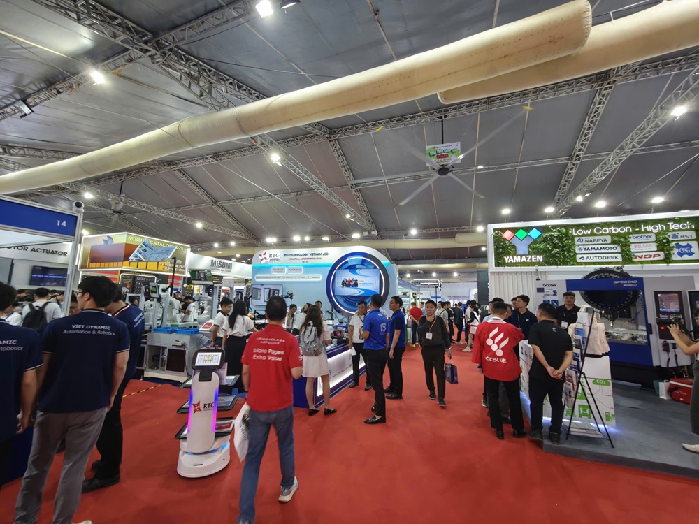 C&aacute;c gian h&agrave;ng của c&aacute;c nước tham gia triển l&atilde;m tại Diễn đ&agrave;n &ldquo;Xu hướng đầu tư c&ocirc;ng nghiệp Bắc Bộ - Cơ hội v&agrave; th&aacute;ch thức 2026&rdquo;