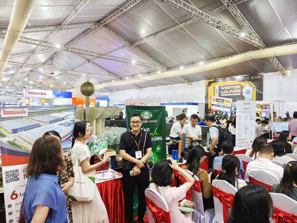 Một số gian h&agrave;ng của c&aacute;c doanh nghiệp tham gia Diễn đ&agrave;n