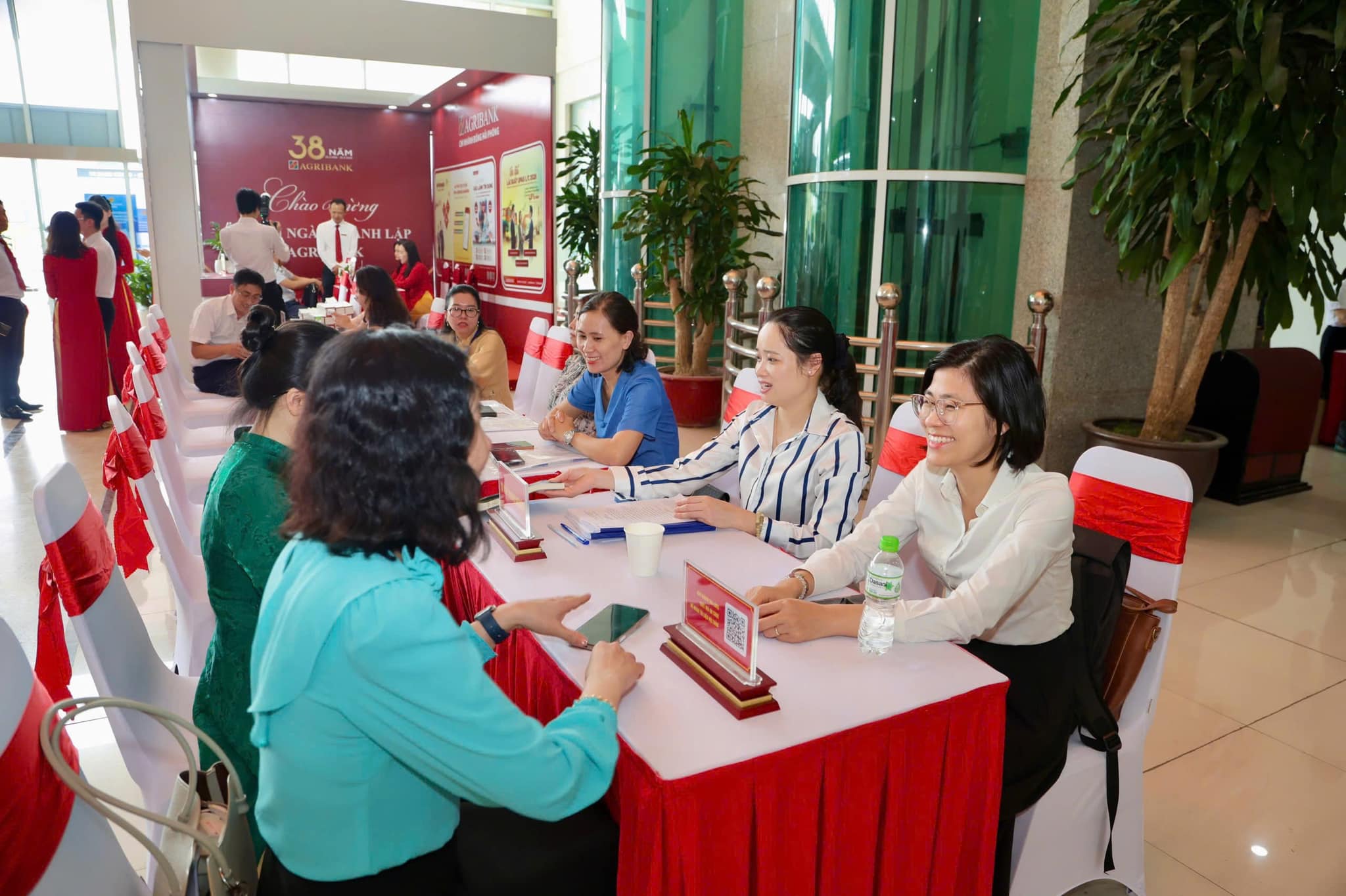 Nhằm hỗ trợ doanh nghiệp tiết giảm chi phí, thành phố yêu cầu các sở, ngành, địa phương đẩy mạnh cải cách hành chính, tạo môi trường đầu tư kinh doanh thuận lợi