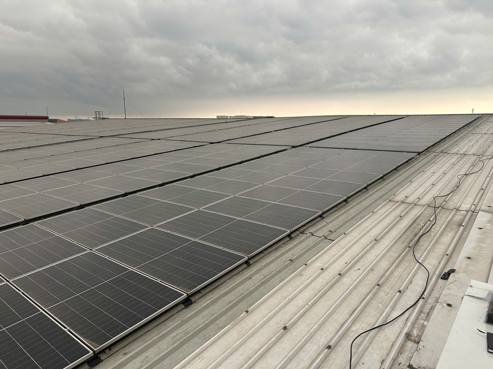 Hệ thống điện mặt trời tr&ecirc;n m&aacute;i nh&agrave; m&aacute;y sản xuất Voltaira (c&ocirc;ng ty th&agrave;nh vi&ecirc;n của FIT &ndash; Foxconn Interconnect Technology) chuy&ecirc;n ph&aacute;t triển c&aacute;c giải ph&aacute;p th&uacute;c đẩy đổi mới ng&agrave;nh c&ocirc;ng nghiệp &ocirc;t&ocirc; trong KCN Đại An