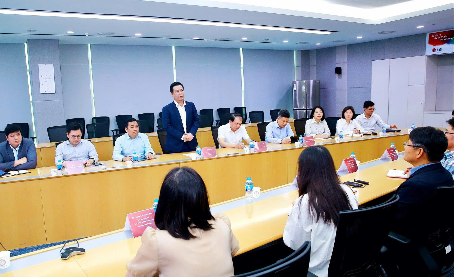 &Ocirc;ng Phạm Văn Th&eacute;p, Trưởng ban Ban Quản l&yacute; khu kinh tế Hải Ph&ograve;ng l&agrave;m việc với c&aacute;c c&ocirc;ng ty thuộc Tập đo&agrave;n LG tại khu c&ocirc;ng nghiệp Tr&agrave;ng Duệ nhằm lắng nghe, th&aacute;o gỡ kh&oacute; khăn, vướng mắc, thể hiện tinh thần đồng h&agrave;nh, v&igrave; doanh nghiệp