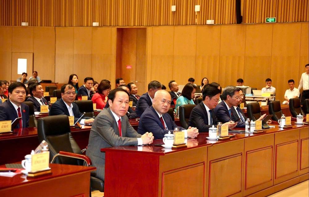 Ông Lê Tiến Châu, Ủy viên Trung ương Đảng, Phó Thủ tướng Chính phủ và các đồng chí lãnh đạo, đại biểu tham dự Kỳ họp thứ nhất HĐND thành phố Hải Phòng khóa XVII