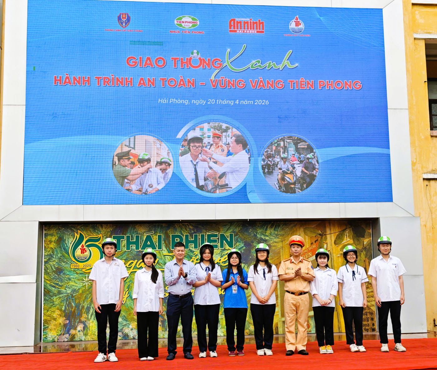 CTCP Nhựa Thiếu ni&ecirc;n Tiền Phong v&agrave; Ph&ograve;ng CSGT TP. Hải Ph&ograve;ng trao tặng mũ bảo hiểm cho c&aacute;c em học sinh trường THPT Th&aacute;i Phi&ecirc;n tại chương tr&igrave;nh