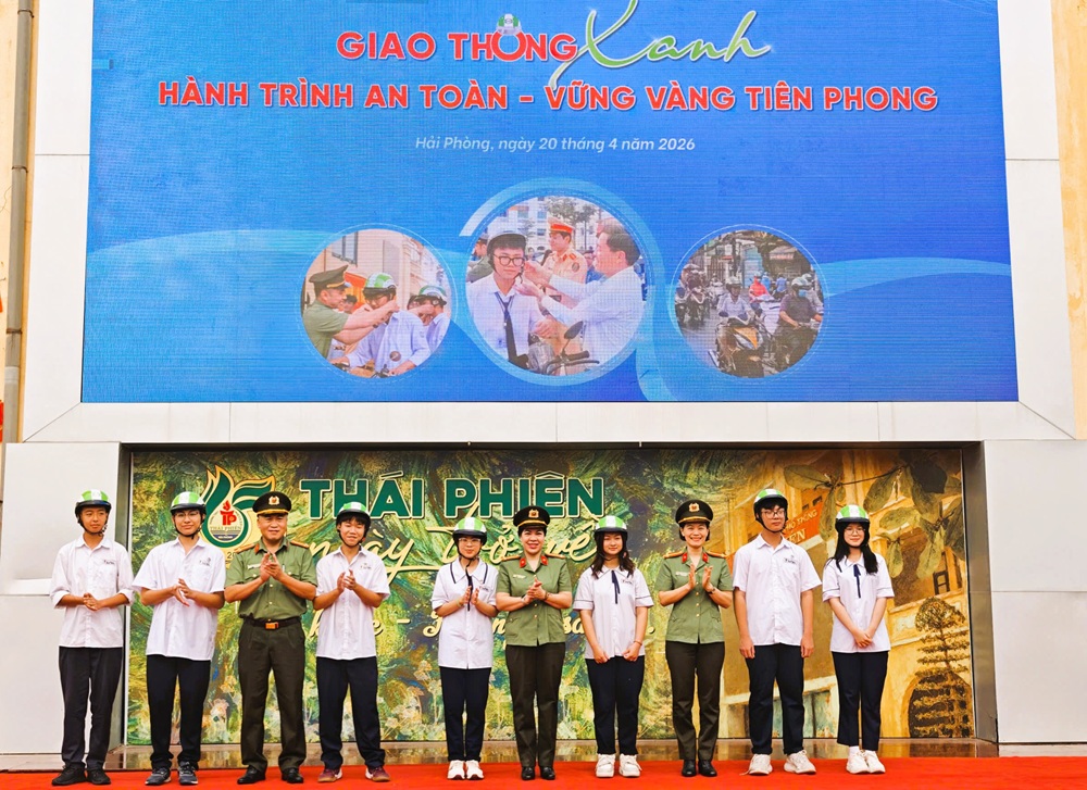 Đại diện C&ocirc;ng ty CP Nhựa Thiếu ni&ecirc;n Tiền Phong, Ph&ograve;ng CSGT v&agrave; Ban Chuy&ecirc;n đề An ninh Hải Ph&ograve;ng trao mũ bảo hiểm tặng c&aacute;c em học sinh