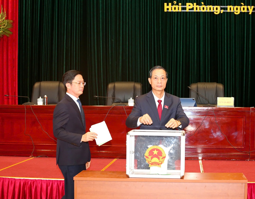 C&aacute;c đại biểu bỏ phiếu bầu c&aacute;c chức danh l&atilde;nh đạo chủ chốt của HĐND th&agrave;nh phố nhiệm kỳ 2026 - 2031