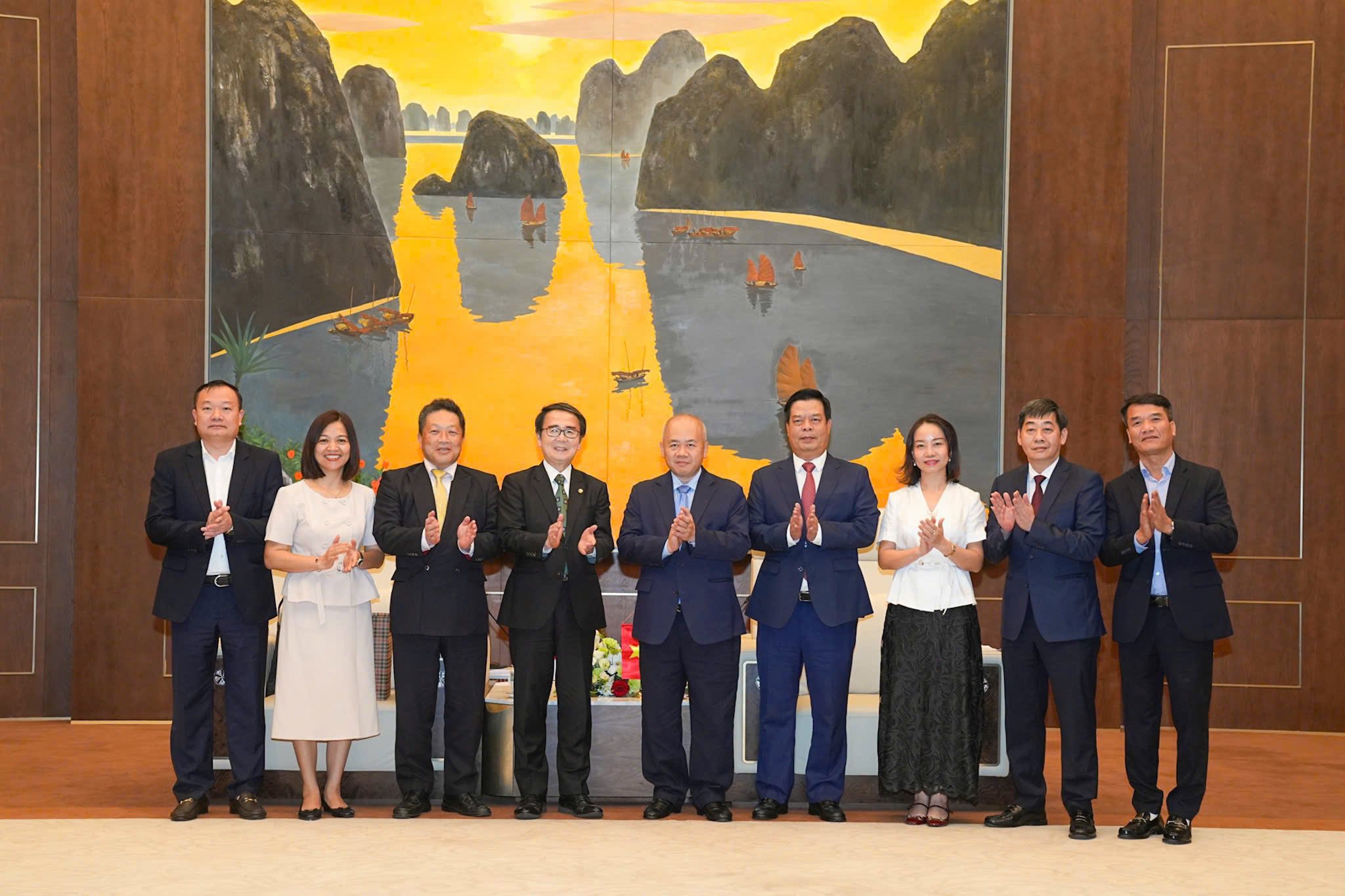 &Ocirc;ng Đỗ Th&agrave;nh Trung, Chủ tịch UBND TP. Hải Ph&ograve;ng c&ugrave;ng đại diện c&aacute;c sở, ng&agrave;nh th&agrave;nh phố chụp ảnh lưu niệm c&ugrave;ng đo&agrave;n c&ocirc;ng t&aacute;c tỉnh Kagawa