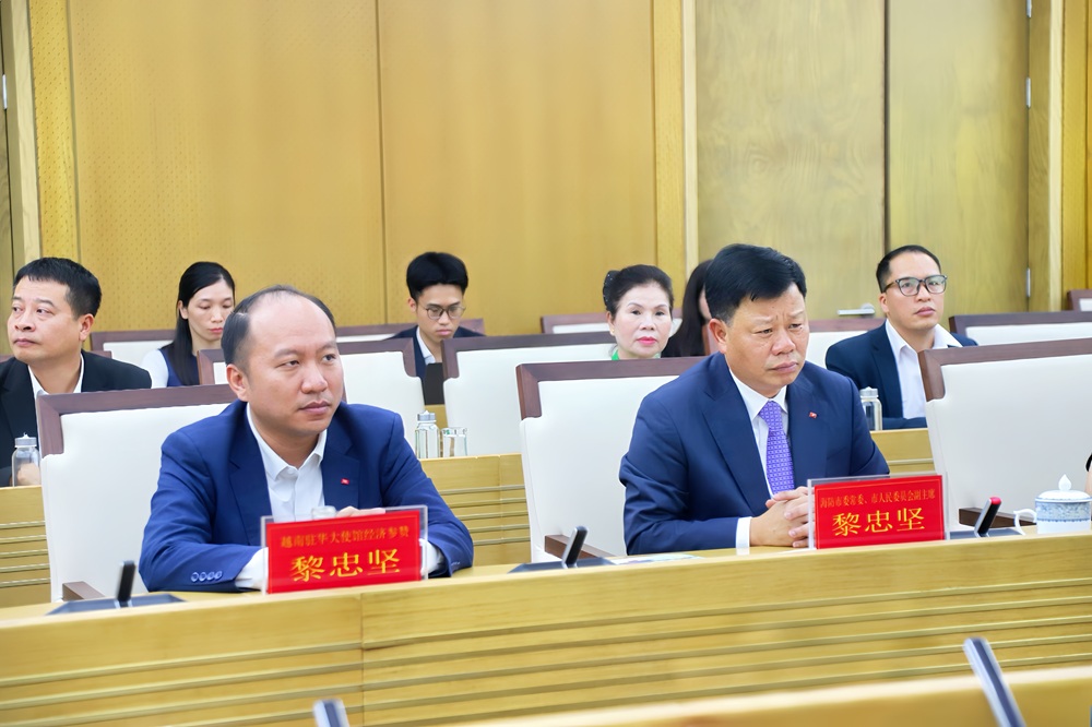 Ph&oacute; Chủ tịch UBND th&agrave;nh phố L&ecirc; Trung Ki&ecirc;n l&agrave;m việc với Trung t&acirc;m Trung Quốc - ASEAN, tăng cường kết nối doanh nghiệp Việt Nam - Trung Quốc