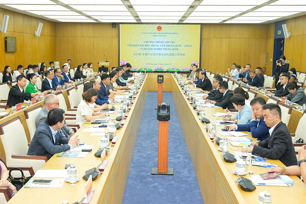 Quang cảnh buổi l&agrave;m việc