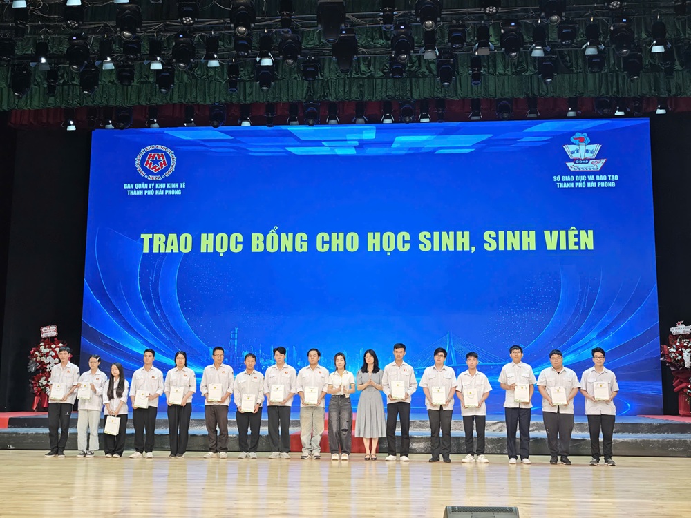 Ban Quản l&yacute; Khu kinh tế Hải Ph&ograve;ng c&ugrave;ng c&aacute;c doanh nghiệp đ&atilde; trao 30 suất học bổng cho học sinh, sinh vi&ecirc;n vượt kh&oacute; c&oacute; th&agrave;nh t&iacute;ch trong học tập