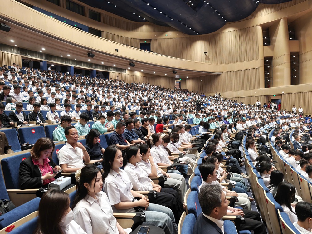 Ng&agrave;y hội c&oacute; sự tham dự của hơn 200 doanh nghiệp v&agrave; gần 20 cơ sở đ&agrave;o tạo, c&ugrave;ng hơn 2.500 học sinh, sinh vi&ecirc;n