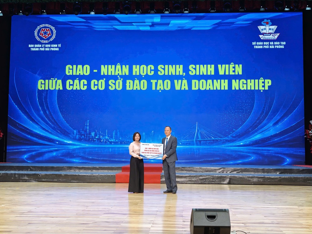 Nghi thức b&agrave;n giao v&agrave; tiếp nhận 300 học sinh, sinh vi&ecirc;n giữa c&aacute;c cơ sở gi&aacute;o dục đại học, gi&aacute;o dục nghề nghiệp v&agrave; c&aacute;c doanh nghiệp trong KCN, KKT tr&ecirc;n địa b&agrave;n th&agrave;nh phố