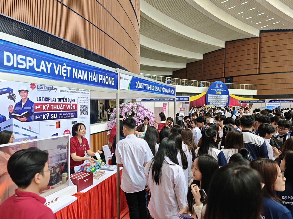 Nhiều hoạt động s&ocirc;i nổi, t&iacute;ch cực của gần 100 doanh nghiệp v&agrave; nh&agrave; trường th&ocirc;ng qua c&aacute;c gian h&agrave;ng trưng b&agrave;y, tư vấn, giới thiệu