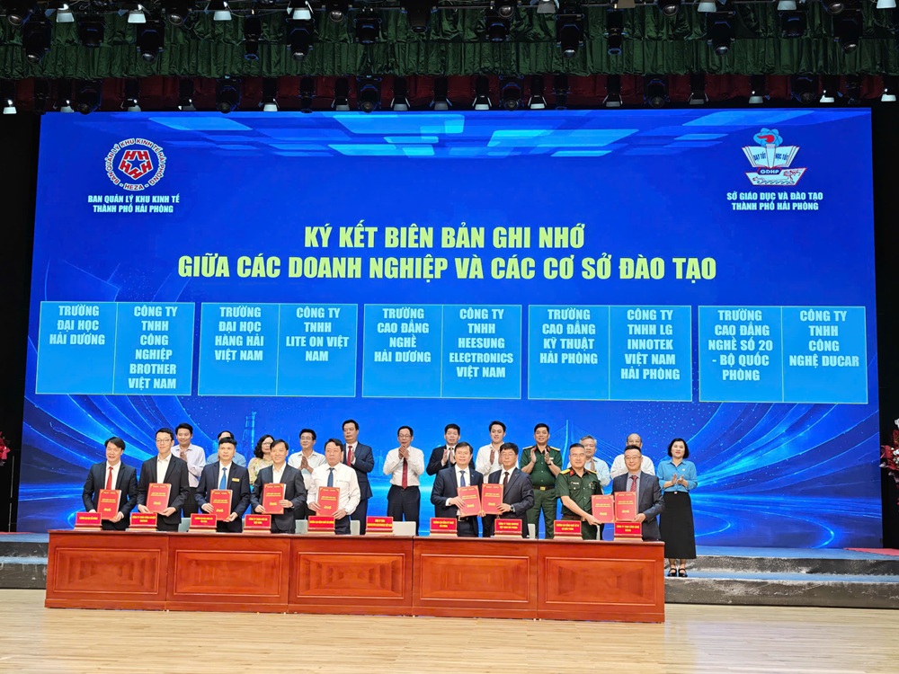 &Ocirc;ng Vũ Tiến Phụng, Ph&oacute; chủ tịch UBND TP. Hải Ph&ograve;ng c&ugrave;ng c&aacute;c l&atilde;nh đạo sở, ban, ng&agrave;nh chứng kiến lễ k&yacute; kết Bi&ecirc;n bản ghi nhớ (MOU) giữa c&aacute;c trường đại học, trường cao đẳng v&agrave; c&aacute;c doanh nghiệp