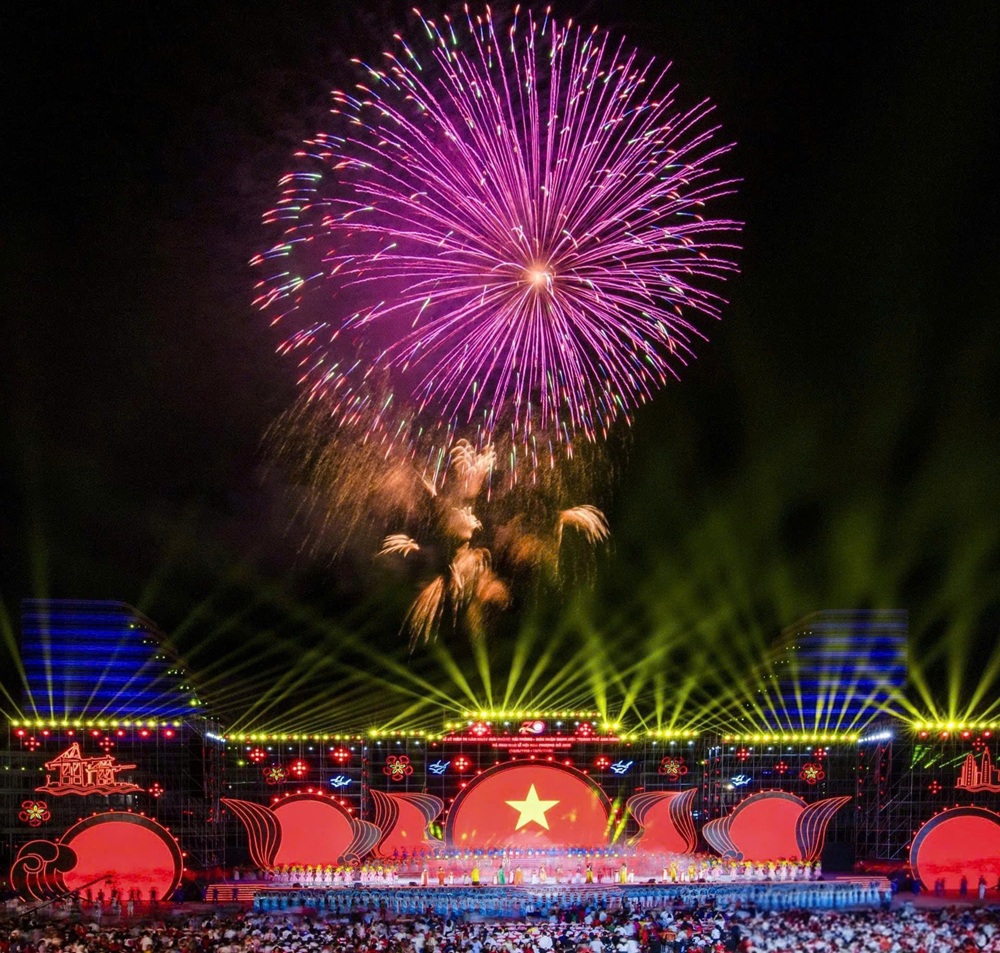 Quảng trường Trung t&acirc;m Ch&iacute;nh trị - H&agrave;nh ch&iacute;nh th&agrave;nh phố rực rỡ ph&aacute;o hoa trong 2 m&ugrave;a Lễ hội Hoa Phượng Đỏ gần đ&acirc;y. Ảnh- Đức Nghĩa