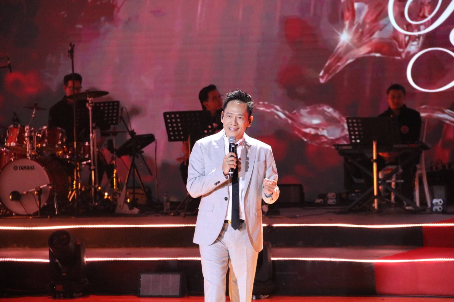 Ca sĩ Duy Mạnh biểu diễn nhiều ca kh&uacute;c để lại ấn tượng s&acirc;u đậm trong l&ograve;ng kh&aacute;n giả.