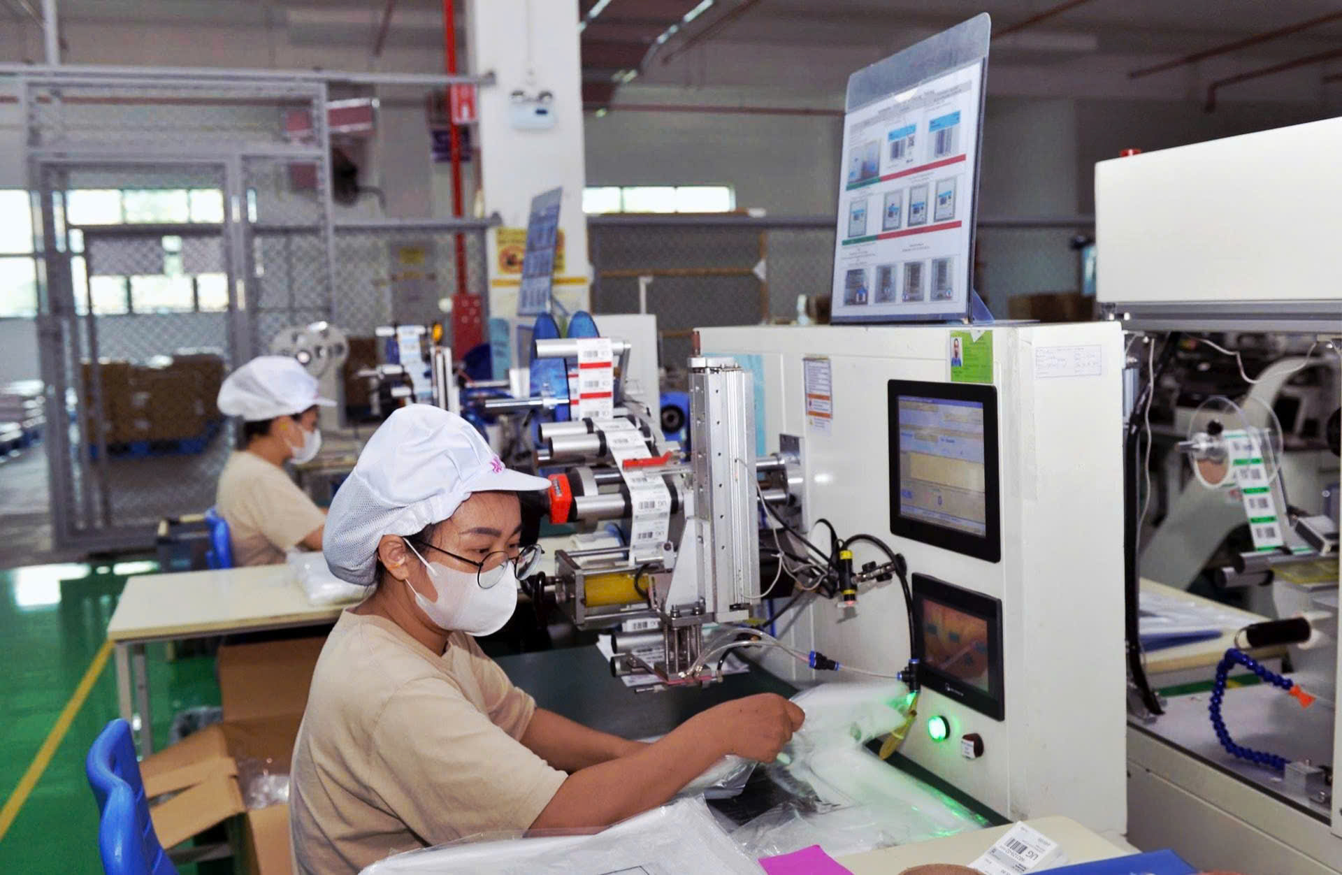 Hải Ph&ograve;ng sẽ từng bước cụ thể h&oacute;a định hướng thu h&uacute;t đầu tư c&oacute; chọn lọc th&ocirc;ng qua ph&aacute;t triển khu c&ocirc;ng nghiệp theo hướng sinh th&aacute;i, th&uacute;c đẩy chuyển đổi xanh v&agrave; ưu ti&ecirc;n c&aacute;c ng&agrave;nh c&ocirc;ng nghệ cao. Trong ảnh: Người lao động l&agrave;m việc tại C&ocirc;ng ty TNHH Hyundai Kefico Việt Nam thuộc khu c&ocirc;ng nghiệp Đại An.