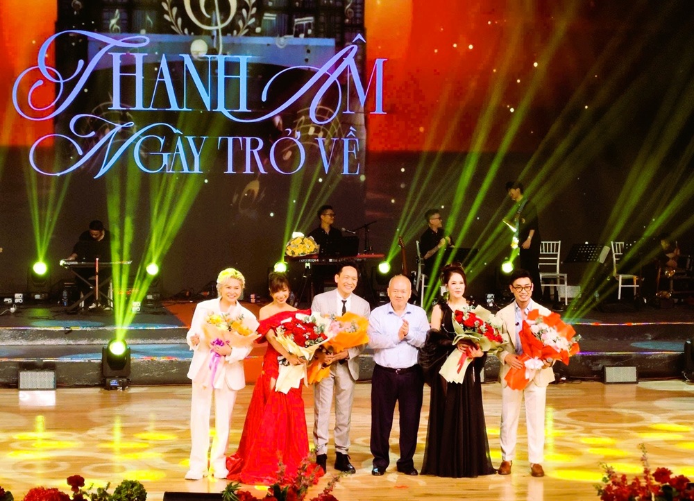 &Ocirc;ng Đỗ Th&agrave;nh Trung, Chủ tịch UBND th&agrave;nh phố tặng hoa c&aacute;c ca sĩ nổi tiếng người Hải Ph&ograve;ng biểu diễn tại chương tr&igrave;nh