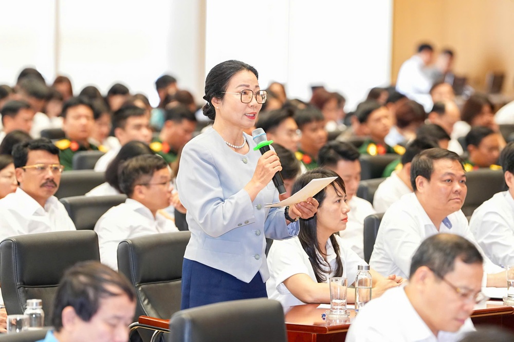 Cử tri ng&agrave;nh Nội vụ ph&aacute;t biểu &yacute; kiến