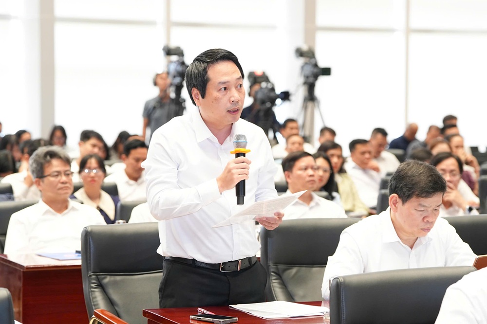 Cử tri ng&agrave;nh t&agrave;i ch&iacute;nh ph&aacute;t biểu &yacute; kiến