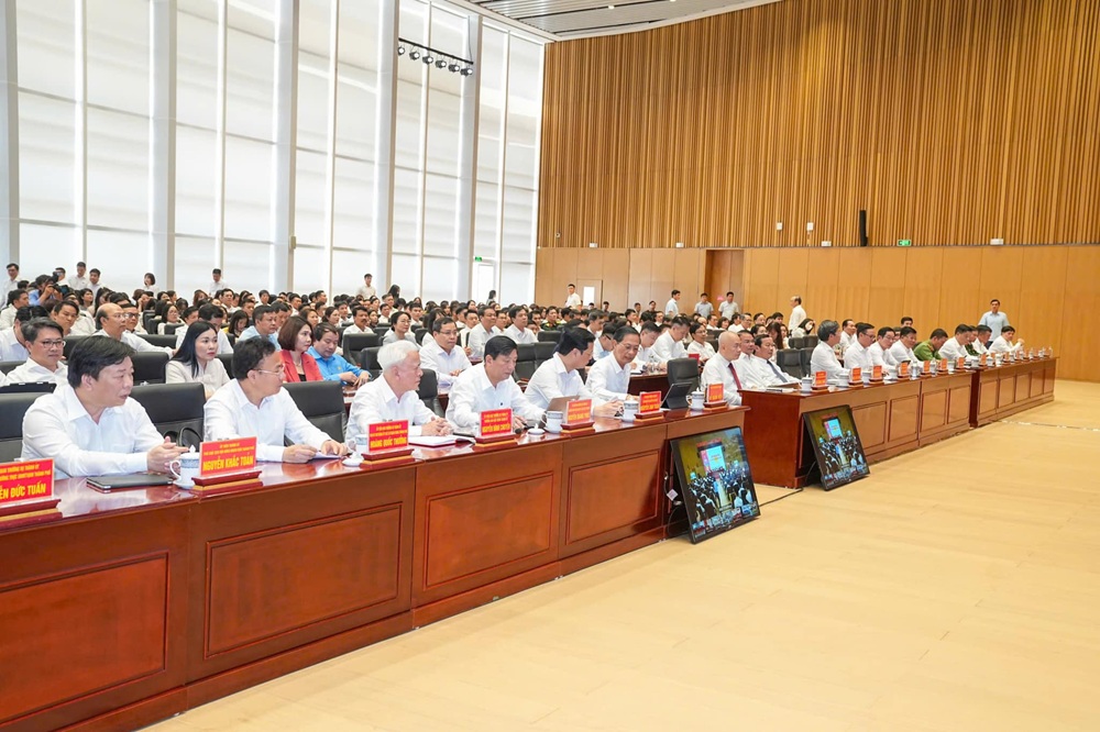 L&atilde;nh đạo th&agrave;nh phố Hải Ph&ograve;ng dự buổi tiếp x&uacute;c cử tri tại điểm cầu ch&iacute;nh Trung t&acirc;m Hội nghị - Biểu diễn th&agrave;nh phố