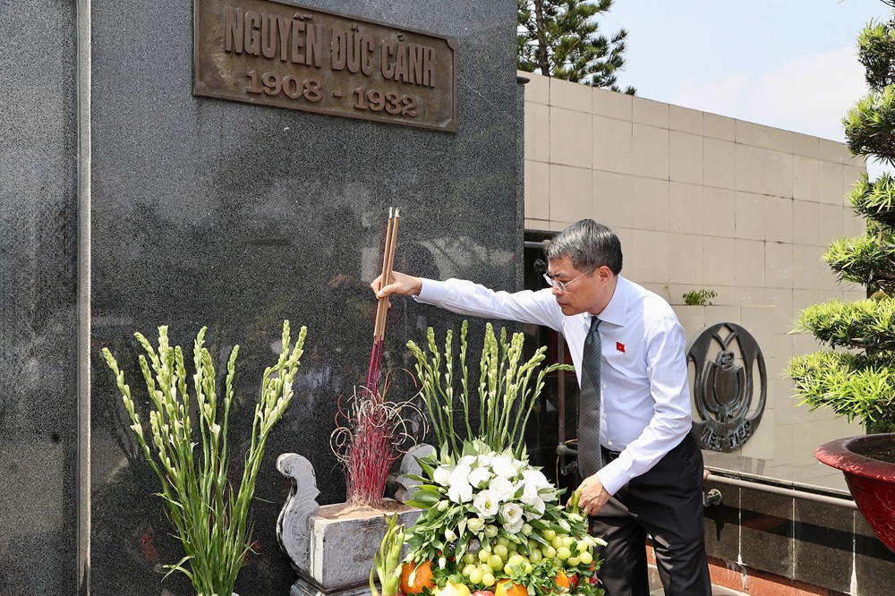 Thủ tướng Ch&iacute;nh phủ L&ecirc; Minh Hưng c&ugrave;ng l&atilde;nh đạo th&agrave;nh phố d&acirc;ng hương tại Tượng đ&agrave;i đồng ch&iacute; Nguyễn Đức Cảnh