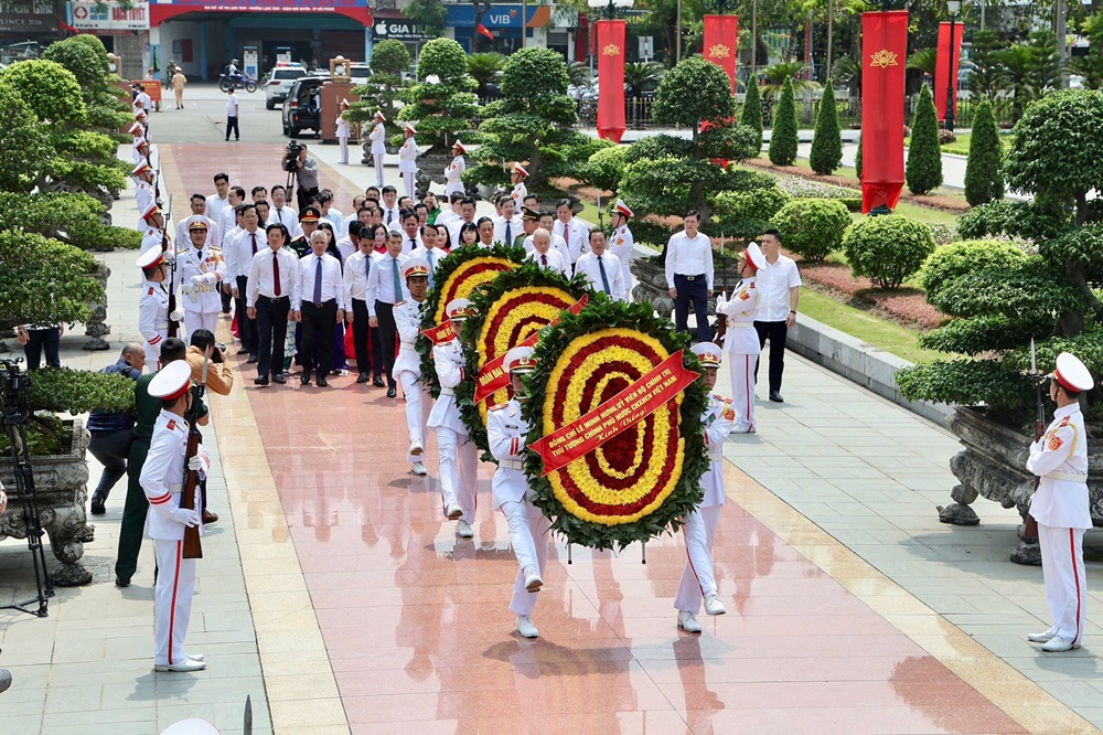 Thủ tướng Ch&iacute;nh phủ L&ecirc; Minh Hưng c&ugrave;ng l&atilde;nh đạo th&agrave;nh phố d&acirc;ng hương tại Đ&agrave;i tưởng niệm c&aacute;c Anh h&ugrave;ng liệt sỹ th&agrave;nh phố