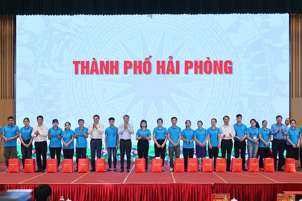 Thủ tướng Ch&iacute;nh phủ L&ecirc; Minh Hưng v&agrave; đo&agrave;n c&ocirc;ng t&aacute;c đ&atilde; tặng 200 suất qu&agrave; cho c&aacute;c hộ ngh&egrave;o, c&ocirc;ng nh&acirc;n lao động của th&agrave;nh phố Hải Ph&ograve;ng c&oacute; ho&agrave;n cảnh kh&oacute; khăn