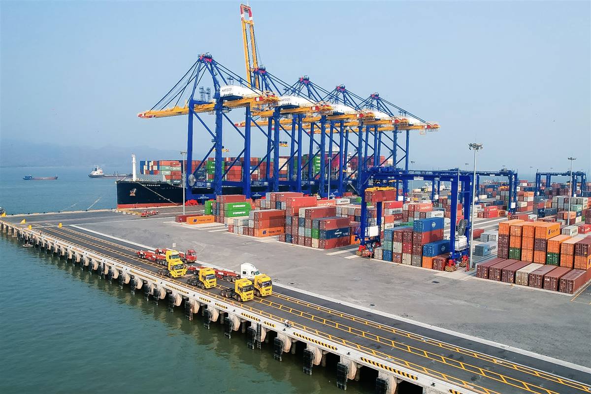 Hải Ph&ograve;ng sẽ tập trung nguồn lực ph&aacute;t triển c&aacute;c ng&agrave;nh chủ lực, dẫn dắt tăng trưởng bao gồm- Sản phẩm điện tử, c&ocirc;ng nghệ th&ocirc;ng tin, c&ocirc;ng nghệ số; dịch vụ cảng biển v&agrave; logistics; thương mại v&agrave; du lịch. Ảnh: CTV