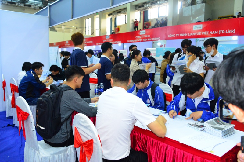 Hiện nay, việc kết nối giữa Nh&agrave; nước - Nh&agrave; trường - doanh nghiệp ch&iacute;nh l&agrave; ch&igrave;a kh&oacute;a bền vững để giải quyết b&agrave;i to&aacute;n nh&acirc;n lực chất lượng cao