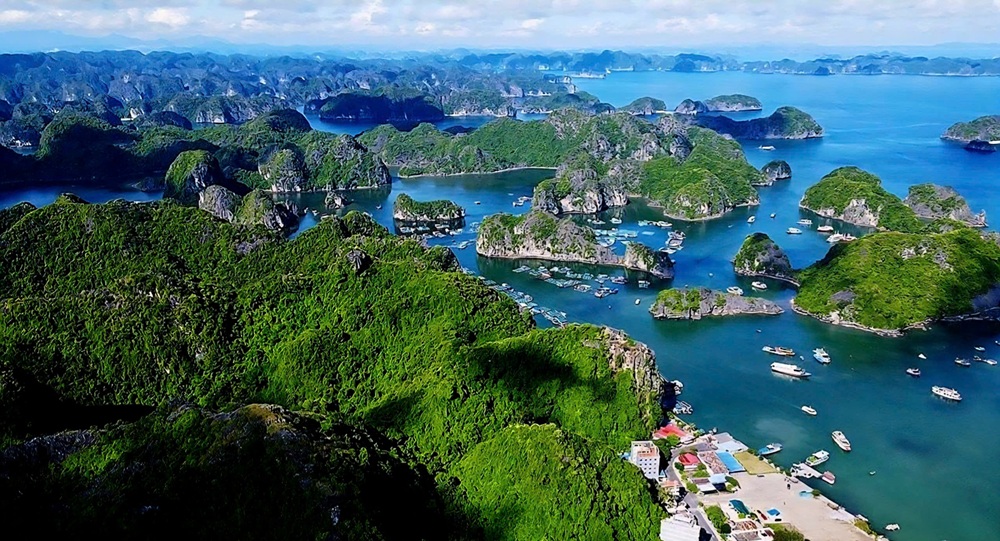 4 th&aacute;ng đầu năm 2026, th&agrave;nh phố đ&oacute;n hơn 4,1 triệu lượt kh&aacute;ch, doanh thu 5.105 tỷ đồng. Trong ảnh: Quần đảo C&aacute;t B&agrave;. Ảnh: Phan Tuấn