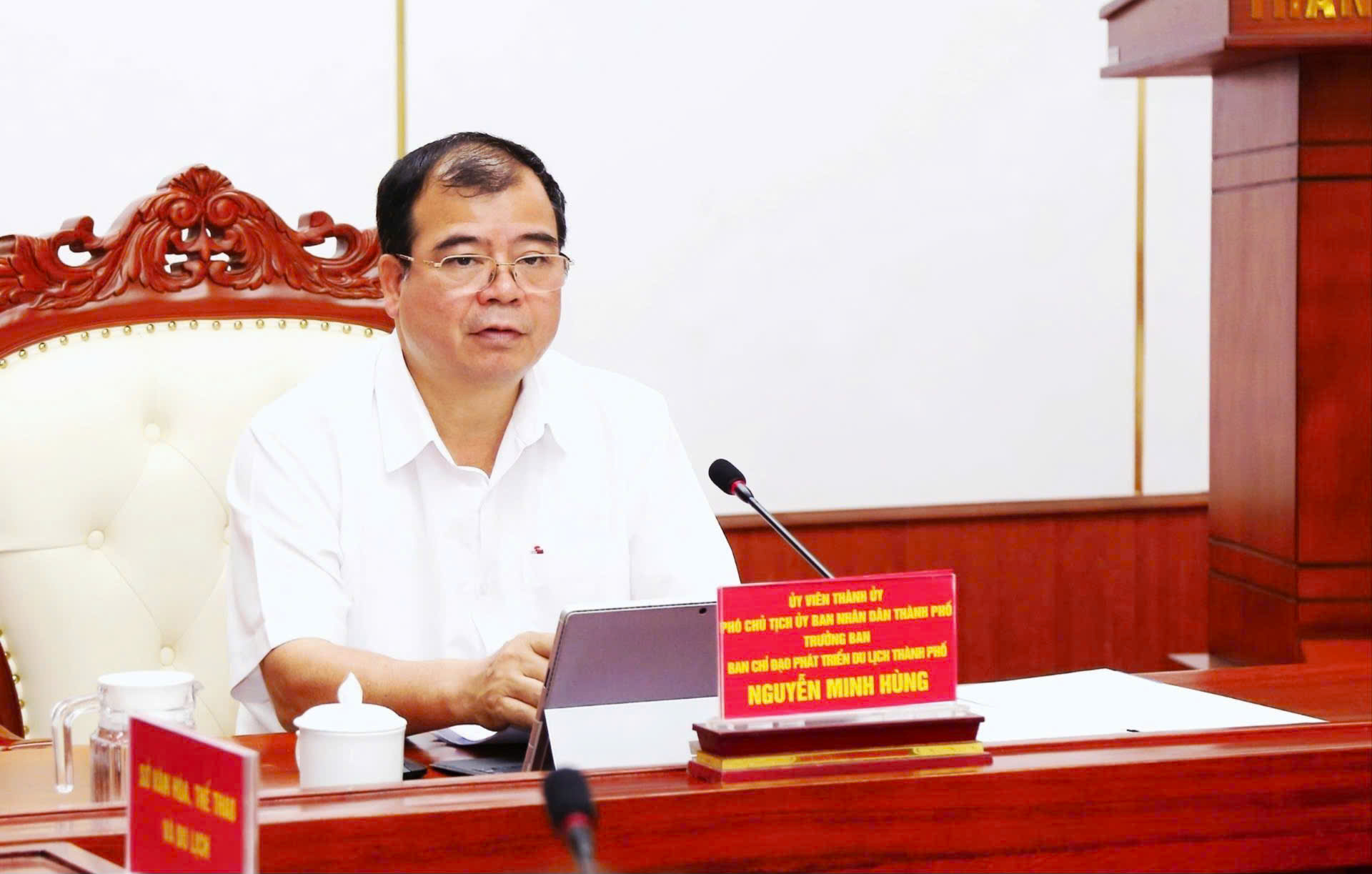 &Ocirc;ng Nguyễn Minh H&ugrave;ng, Ph&oacute; chủ tịch UBND TP. Hải Ph&ograve;ng, Trưởng Ban Chỉ đạo Ph&aacute;t triển du lịch th&agrave;nh phố Hải Ph&ograve;ng ph&aacute;t biểu chỉ đạo