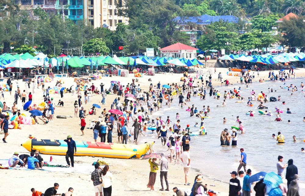 B&atilde;i biển khu 2 Đồ Sơn thu h&uacute;t đ&ocirc;ng đảo du kh&aacute;ch trong v&agrave; ngo&agrave;i th&agrave;nh phố những ng&agrave;y nghỉ lễ