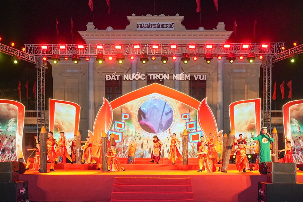 Chương tr&igrave;nh nghệ thuật &ldquo;Đất nước trọn niềm vui&rdquo;, Kỷ niệm 51 năm Ng&agrave;y Giải ph&oacute;ng miền Nam thống nhất đất nước tại Nh&agrave; h&aacute;t Th&agrave;nh phố Hải Ph&ograve;ng