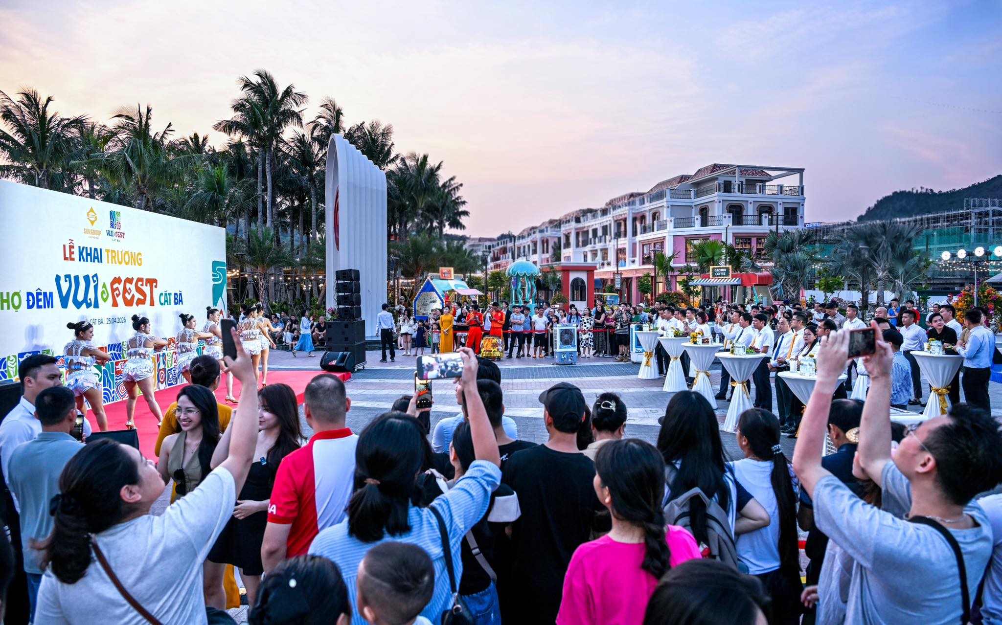 VUI-Fest Cat Ba đ&atilde; ch&iacute;nh thức khai trương với concept ho&agrave;n to&agrave;n mới, đ&aacute;nh dấu sự trở lại v&agrave; l&agrave;m sống dậy bầu kh&ocirc;ng kh&iacute; s&ocirc;i động, mở m&agrave;n cho lễ hội m&ugrave;a h&egrave; rực rỡ b&ecirc;n đảo xanh