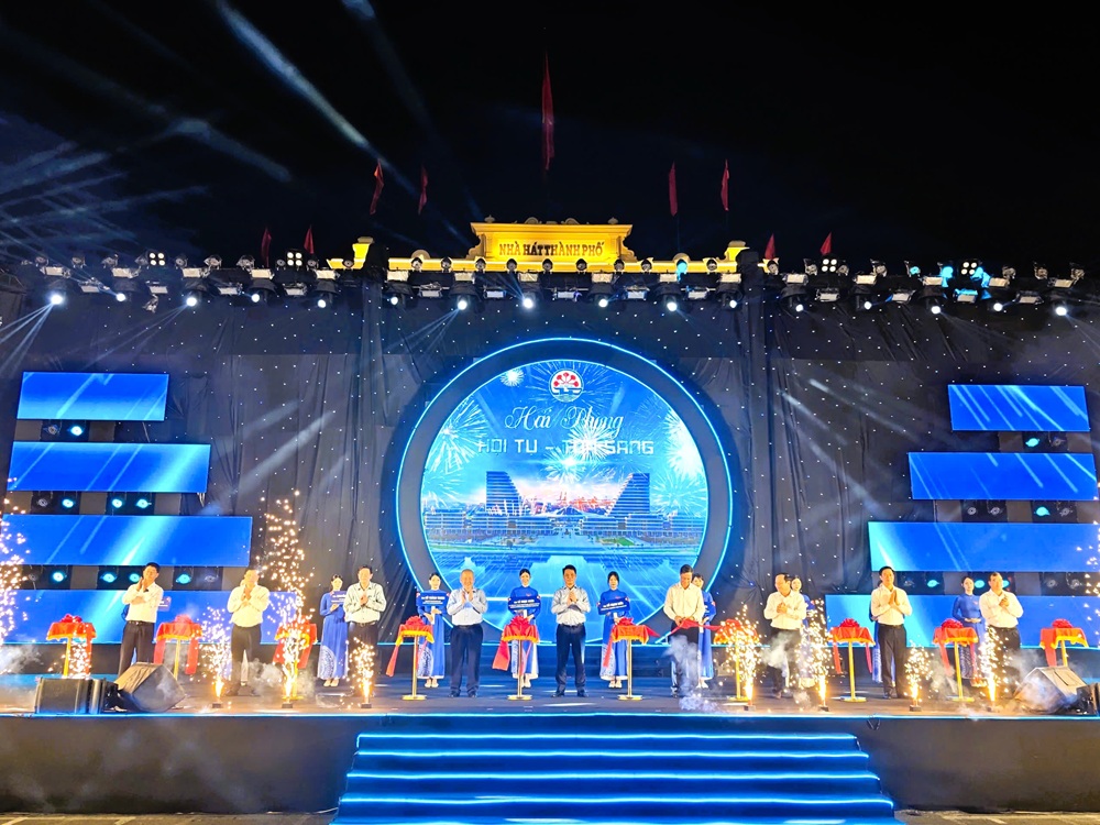 L&atilde;nh đạo TP. Hải Ph&ograve;ng cắt băng khai mạc Chuỗi hoạt động tại dải vườn hoa trung t&acirc;m v&agrave; Nh&agrave; h&aacute;t th&agrave;nh phố dịp Lễ hội Hoa Phượng Đỏ - Hải Ph&ograve;ng 2026