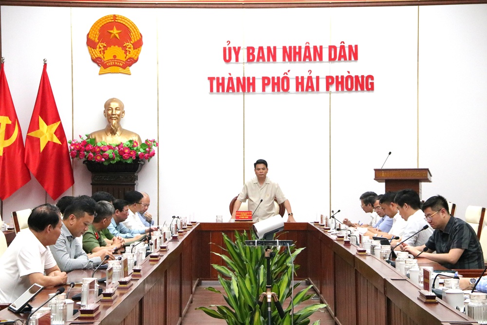 &Ocirc;ng L&ecirc; Ngọc Ch&acirc;u, Ủy vi&ecirc;n Trung ương Đảng, B&iacute; thư Th&agrave;nh ủy, Trưởng đo&agrave;n Đại biểu Quốc hội th&agrave;nh phố Hải Ph&ograve;ng chủ tr&igrave; cuộc họp sau buổi tổng duyệt