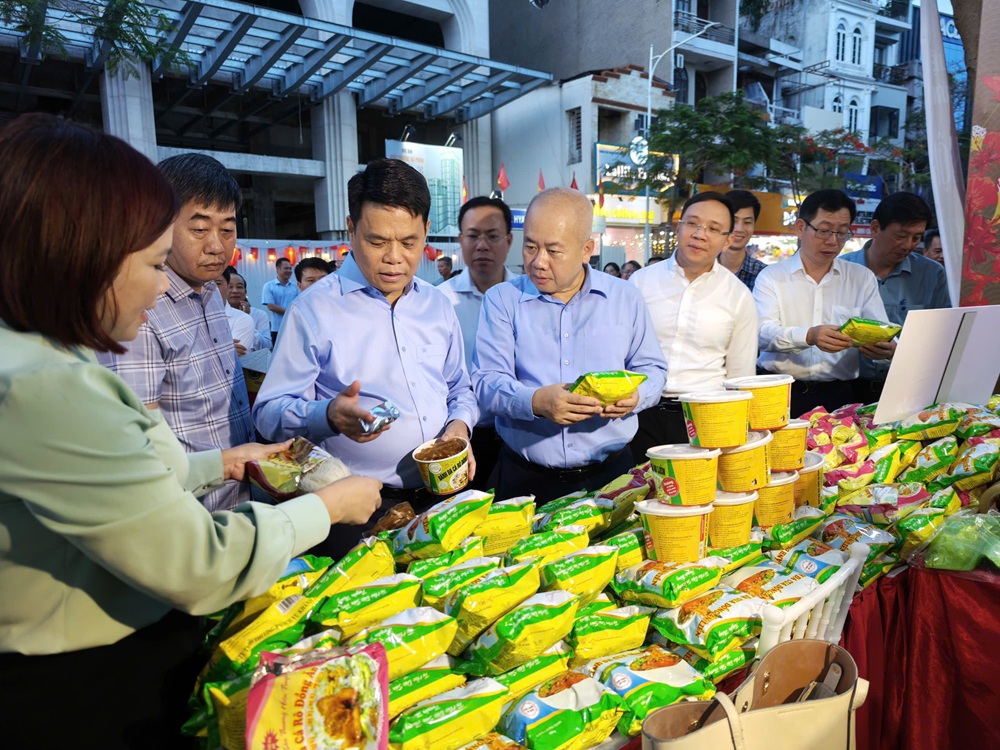 L&atilde;nh đạo TP. Hải Ph&ograve;ng tham quan c&aacute;c gian h&agrave;ng văn h&oacute;a, nghệ thuật, ấm thực 