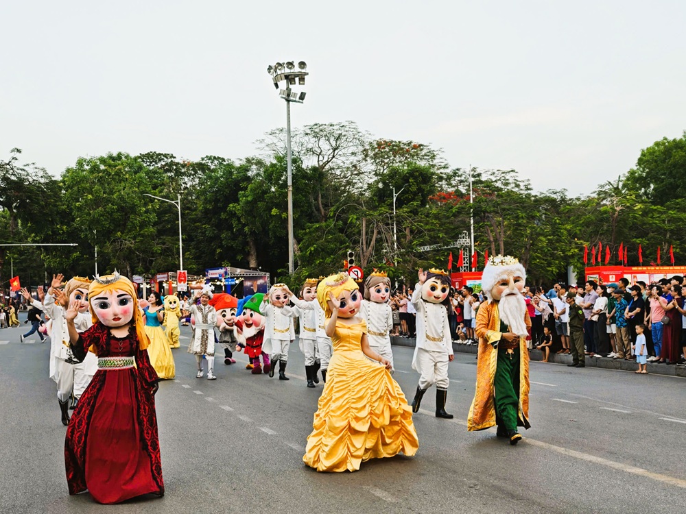 M&agrave;n diễu h&agrave;nh cổ động trực quan đầy m&agrave;u sắc - mở đầu rực rỡ cho đ&ecirc;m khai mạc chuỗi hoạt động tại khu vực vườn hoa trung t&acirc;m v&agrave; Nh&agrave; h&aacute;t th&agrave;nh phố dịp Lễ hội Hoa Phượng Đỏ - Hải Ph&ograve;ng 2026.