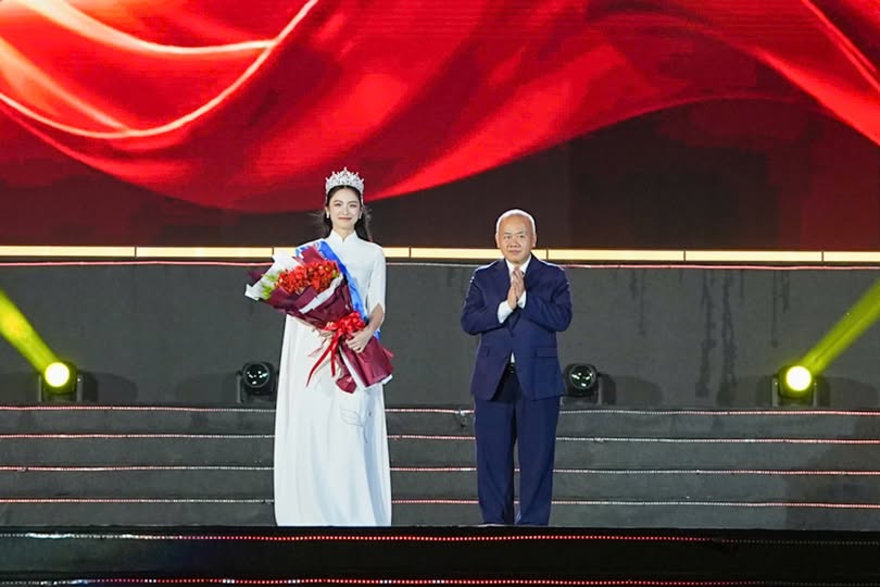 &Ocirc;ng Đỗ Th&agrave;nh Trung, Chủ tịch UBND TP. Hải Ph&ograve;ng trao danh hiệu Đại sứ du lịch th&agrave;nh phố Hải Ph&ograve;ng cho b&agrave; Nguyễn Thị V&acirc;n Nhi - &Aacute; hậu 2, Người đẹp được y&ecirc;u th&iacute;ch nhất Hoa hậu Việt Nam 2024