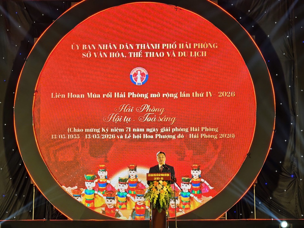 &Ocirc;ng Vũ Đ&igrave;nh Tiến, Ph&oacute; gi&aacute;m đốc Sở Văn h&oacute;a, Thể thao v&agrave; du lịch ph&aacute;t biểu khai mạc Li&ecirc;n hoan m&uacute;a rối Hải Ph&ograve;ng mở rộng lần thứ IV - 2026