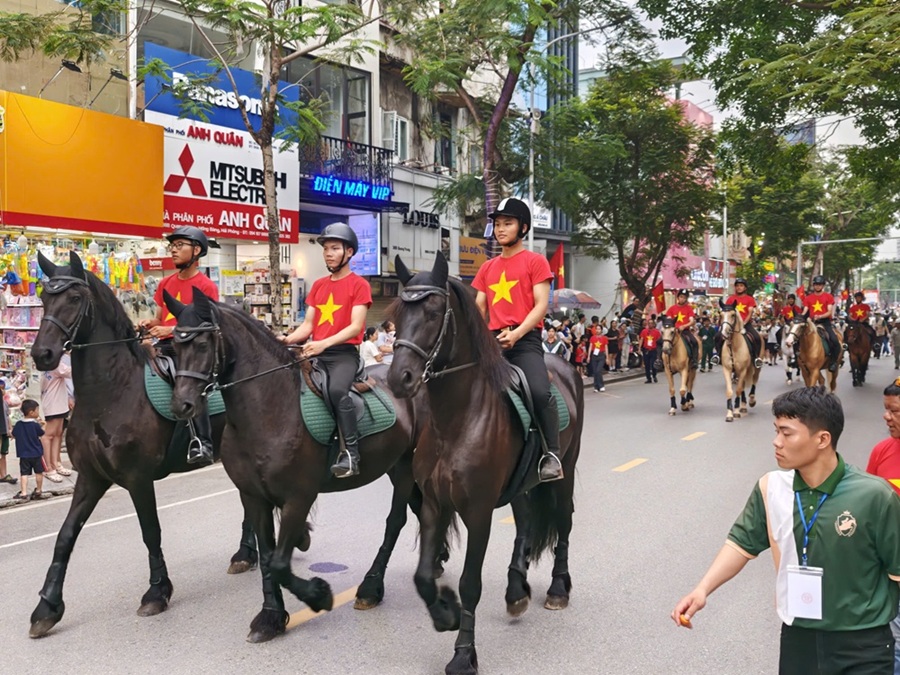 Những ch&uacute; ngựa diễu h&agrave;nh tạo điểm nhấn mới lạ tại Li&ecirc;n hoan M&uacute;a rối Hải Ph&ograve;ng mở rộng.