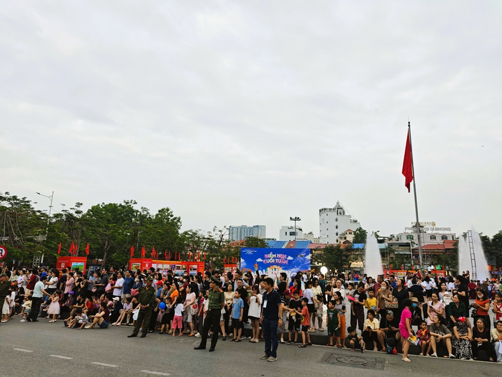 Li&ecirc;n hoan thu h&uacute;t đ&ocirc;ng đảo người d&acirc;n v&agrave; du kh&aacute;ch.