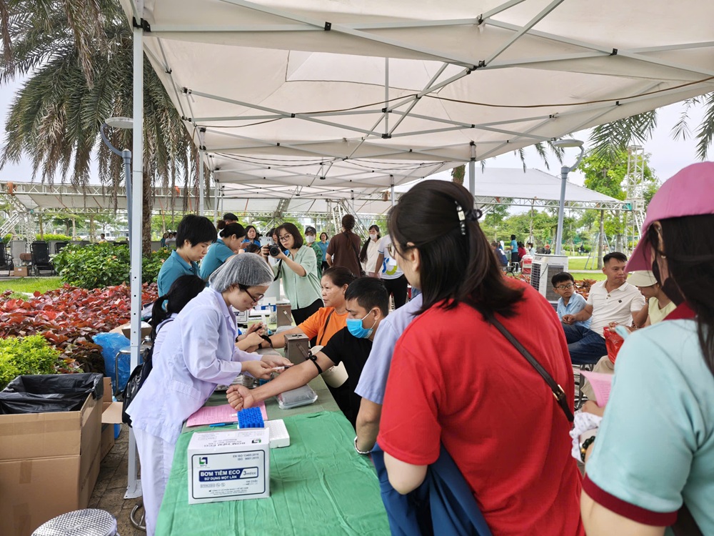 Hoạt động hiến m&aacute;u t&igrave;nh nguyện tại Ng&agrave;y hội thu h&uacute;t rất đ&ocirc;ng người lao động đăng k&yacute; tham gia