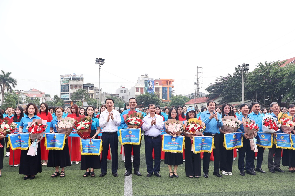 L&atilde;nh đạo th&agrave;nh phố Hải Ph&ograve;ng v&agrave; Li&ecirc;n đo&agrave;n lao động tặng hoa v&agrave; cờ lưu niệm cho c&aacute;c c&ocirc;ng đo&agrave;n cơ sở tai lễ ph&aacute;t động Th&aacute;ng C&ocirc;ng nh&acirc;n năm 2026 ở khu vực T&acirc;y Hải Ph&ograve;ng